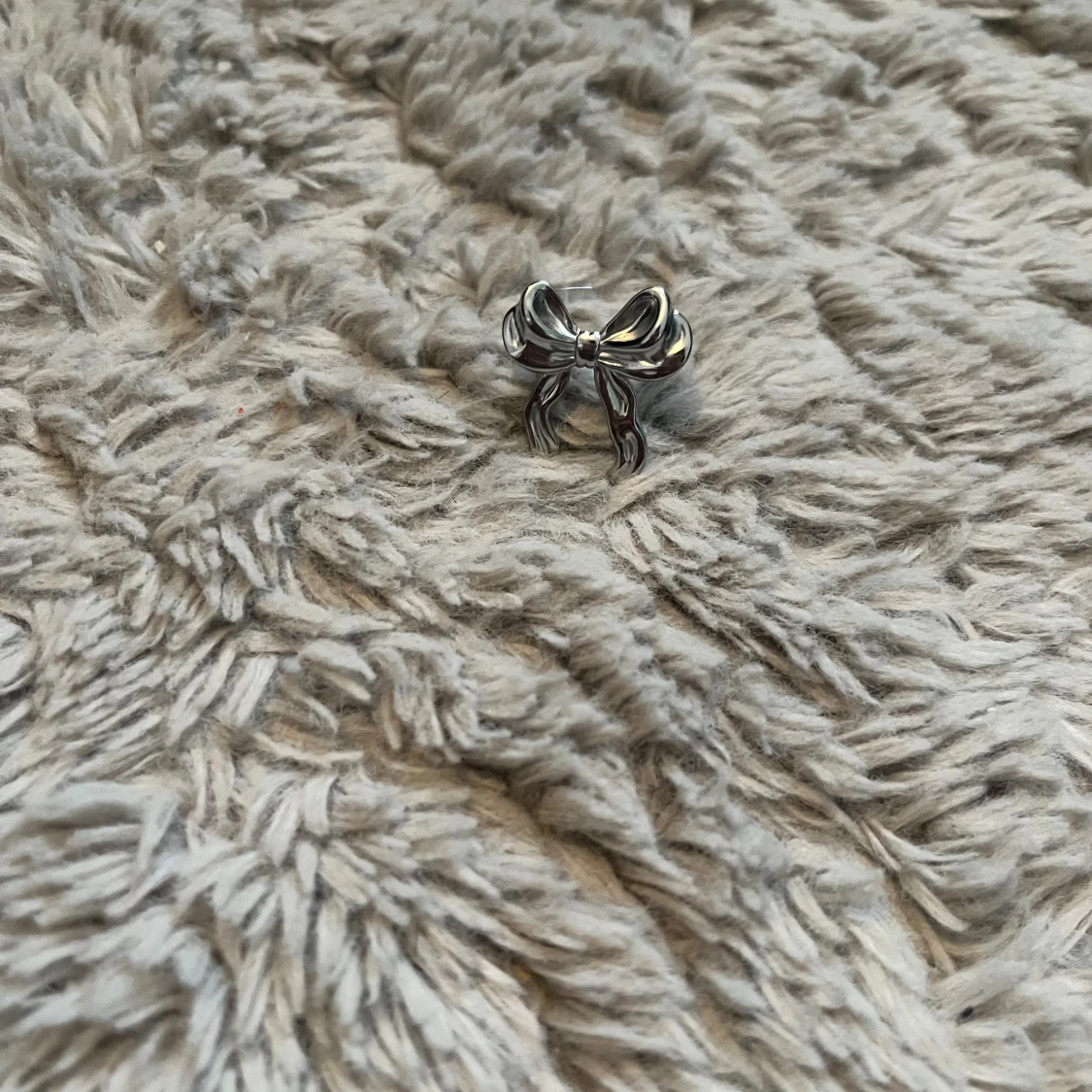 Silverfärgad ring med rosett