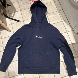 Ralph lauren holdie - Snygg mörkblå hoodie från Ralph lauren. Hör av er vid minsta fundering!!