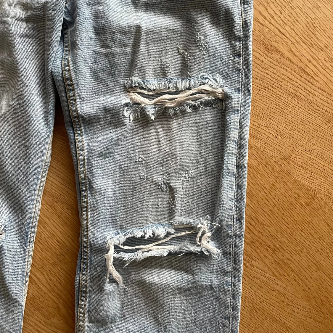 Ljusa håliga jeans - 1