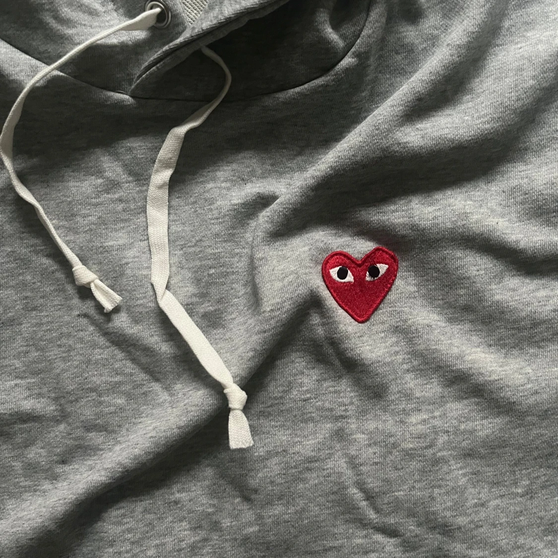 Grå hoodie Comme des Garçons Play i storlek S - 1