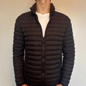Colmar Jacka - Hej säljer nu min fina Colmar jacka i stolek 50 (M). Den är i nyskick och är super snygg vid höst/vintern. Nypris +- 4000kr! Glöm inte följa🌊🍾