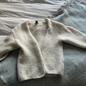 Beige stickad kofta - Populär stickad kofta, nopprig därför lågt pris, annars väldigt fin, nypris 400 har jag för mig!