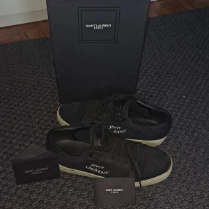 Saint Laurent sneakers - Ytterst exklusiva Saint Laurent skor, väl omhändertagna. Allt som syns i bild ingår det vill säga äkthets certifikat (vita kortet), original skokartong, original påse till skorna mm.   |   Storlek: 43   |   Nypris: 7899 kr  ,  Mitt pris: 2199 kr   |   Vid minsta fundering tveka inte att fråga. 