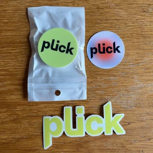 Plick PopSocket och klistermärken - Snyggt Plick-kit med en PopSocket i originalförpackning samt två klistermärken. Perfekt för att ge din mobil eller laptop en personlig touch. Alla produkter är i nyskick och har aldrig använts.