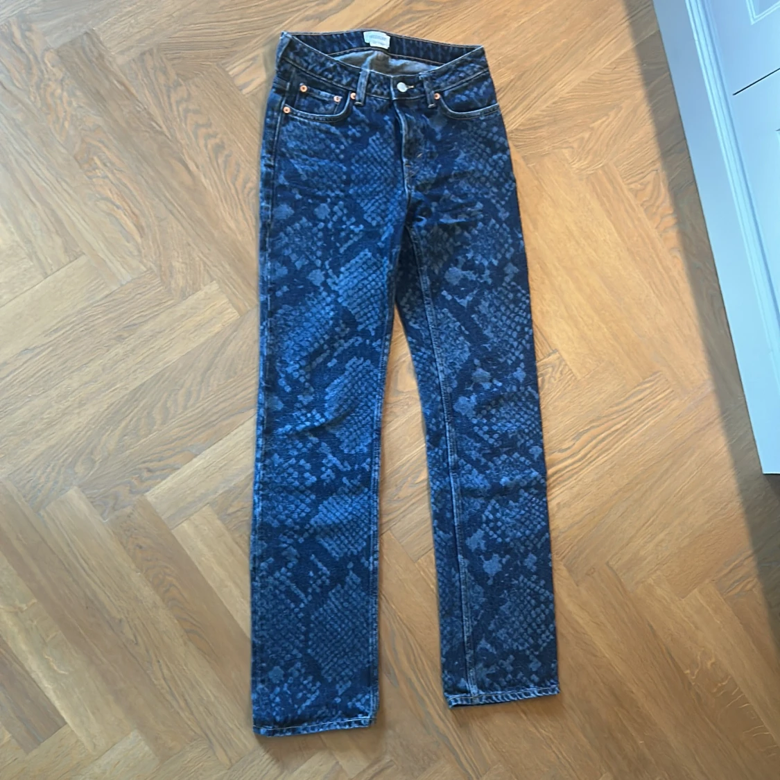 Blå ormmönstrade jeans från Weekday