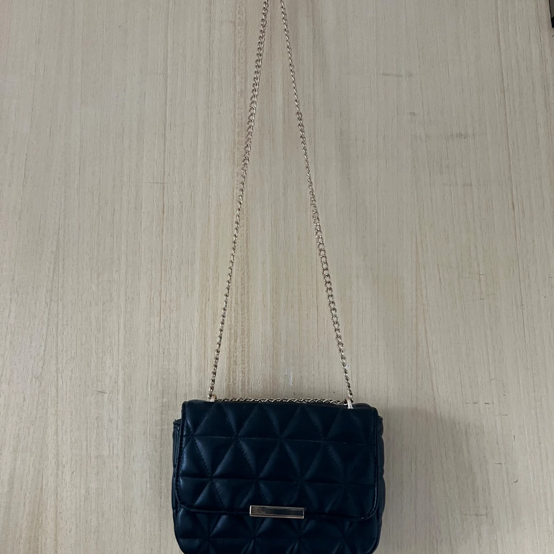 Svart axelväska med kedja - 1