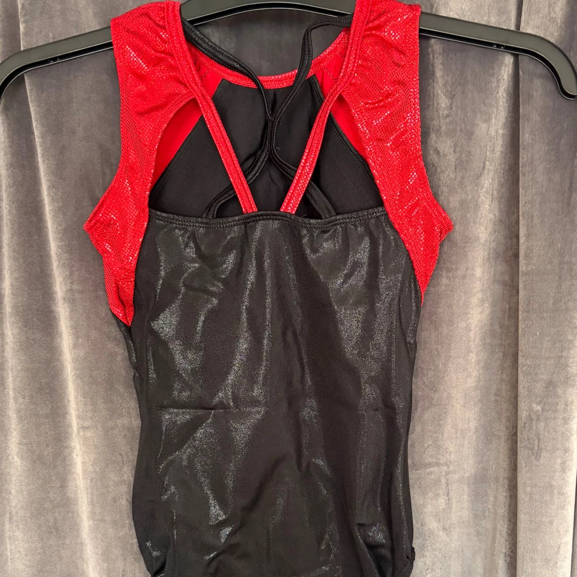 Svart och röd gymnastikdräkt GK - 1