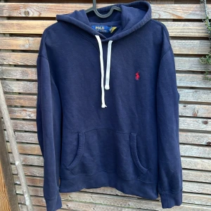 Ralph lauren hoodie S - Säljer nu denna supersnygga raffe hoodie! Perfekt för höst! Size S! Nypris ca 1699! Hör av dig vid minsta fundering! Självklart äkta🤩