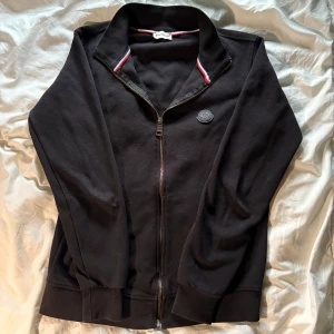 Moncler kofta - Hej jag säljer nu min svarta långärmade tröja från Moncler, det är bara att höra av sig om man har några frågor om tröjan. Tröjan är i storlek 2 från moncler vilket är S egentligen