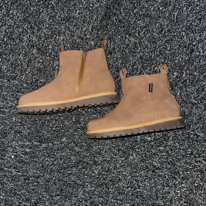 Bruna mockaboots med dragkedja - Snygga bruna boots från Kavat i mjuk mocka med rund tå och platt sula. Skorna har praktisk dragkedja på sidan och två hällor upptill för enkel påtagning. Perfekta för höst och vinter med sin robusta yttersula och stilrena design.