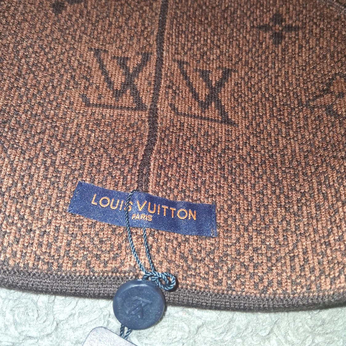 Brun mössa med logga - 2