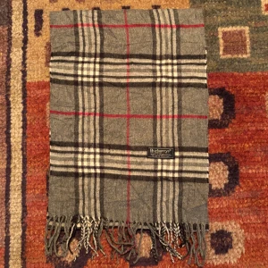 Vintage Burberry Halsduk Scarf - -Riktigt bra skick, knappt använd. Nypris på dessa ligger på runt 5000kr, vilket gör detta till ett sjukt bra pris! Halsduken är gjord i Lamull, och är perfekt inför hösten och den kommande vintern. Anledningen till att det står ”Burberry’s” och inte ”Burberry” på lappen är eftersom halsduken är från några år tillbaka, innan de bytte namn! Om du har någon fråga är det bara att skriva till mig. /elgnce (4)