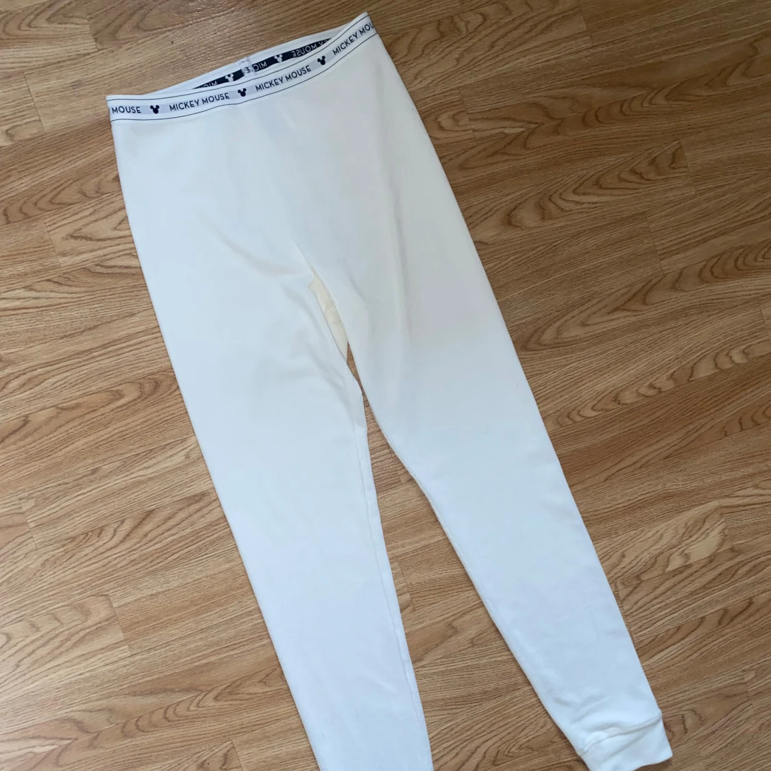 Vita Mickey Mouse mjukisbyxor - 1