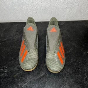 Adidas fotbollsskor X 19.3 - Säljer ett par gröna Adidas X 19.3 inomhusfotbollsskor, endast använd några gånger och utan snören. Storlek 40. Perfekta för futsal och snabba vändningar. Pris kan diskuteras vid snabb affär. 