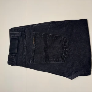 Svarta jeans från Nudie Jeans Co - Snygga svarta jeans från Nudie Jeans Co. Jeansen har rak passform. Perfekt för dig som gillar stilrena och tidlösa jeans.