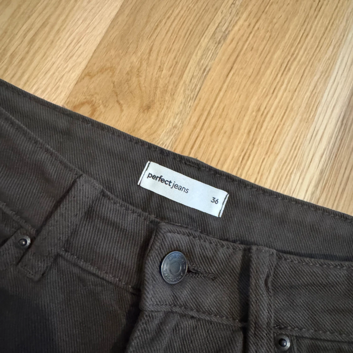 Bruna raka jeans med mellan hög midja - 4