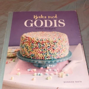 Baka med godis - Upptäck hur du kan boosta dina bakverk med godis! Den här boken är fylld med färgglada och kreativa recept där godis är huvudingrediensen. Perfekt för dig som vill göra bakningen roligare och mer Instagram-vänlig. Inspireras av läckra bilder och söta idéer!