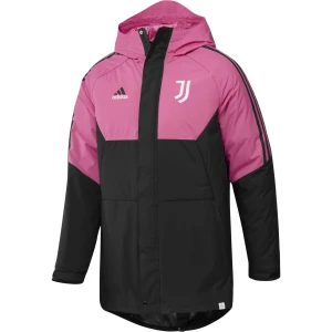 Juventus svart och rosa vinterjacka - Juventus vinterjacka från Adidas i svart och rosa med huva och dragkedja. Jackan har långa ärmar, sportiga ränder på axlarna och klubbens logga på bröstet. Perfekt för kalla dagar när du vill visa ditt lagstöd.