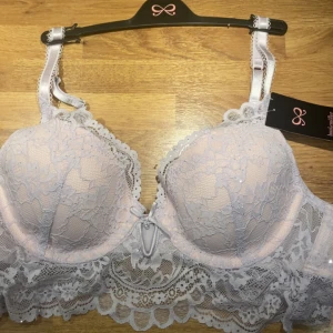 Set från Hunkemöller  - Bh storlek 75B och trosan xs