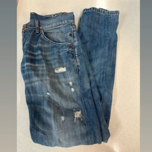 Dondup jeans stl 31 - Säljer ett par fräscha Dondup jeans, storlek 31.  Kan mötas i Stockholm eller fraktar. Kan ordna bättre bilder vid behov. Snygga enligt mig. Hör sv dig ifall du är intresserad elr har frågor 