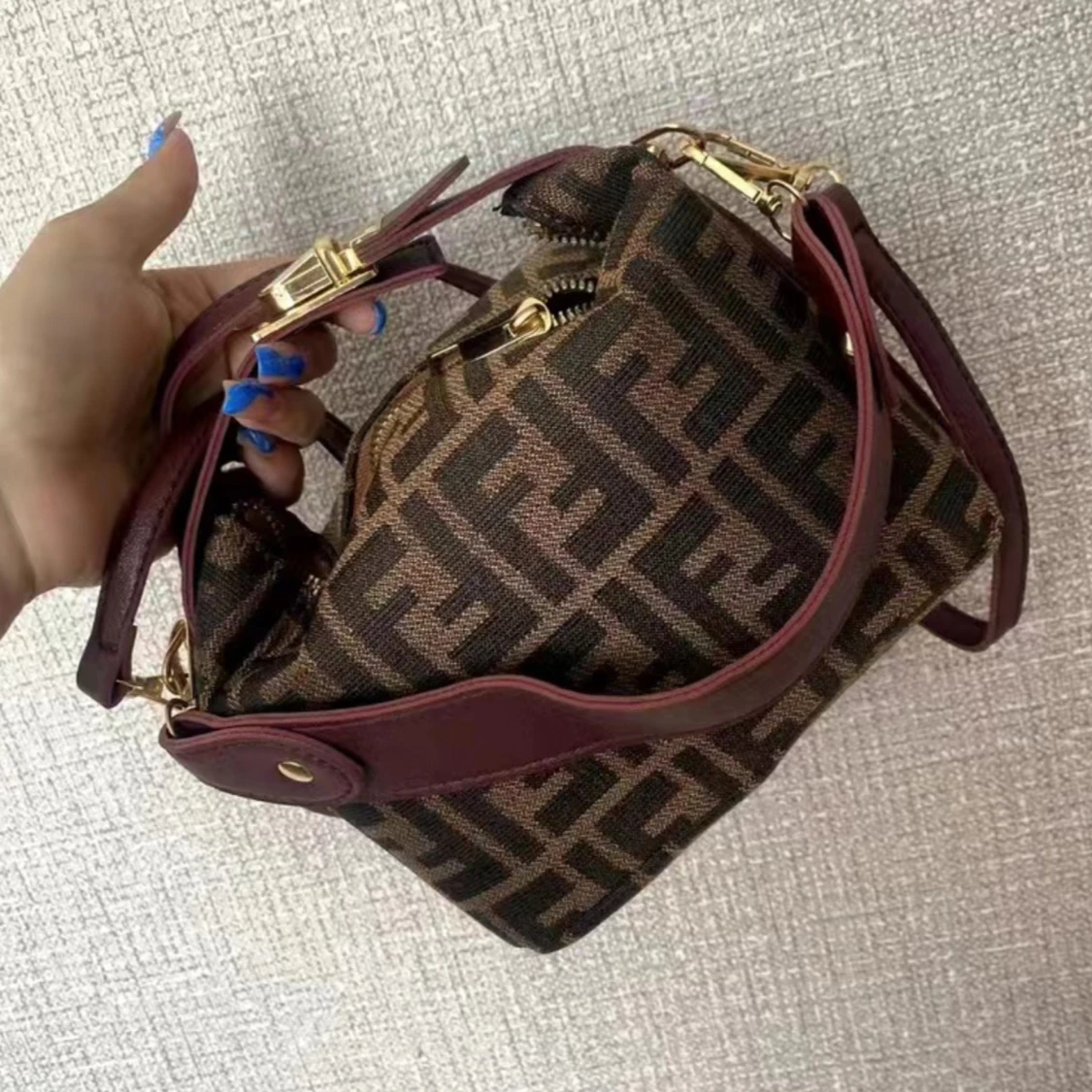 Brun axelväska från Fendi med monogram