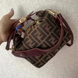 Brun axelväska från Fendi med monogram - Snygg axelväska från Fendi i brunt tyg med klassiskt FF-monogram. Väskan har detaljer i mörkbrunt skinn, guldfärgade metalldelar och dragkedja. Perfekt storlek för det viktigaste och en riktigt trendig accessoar.