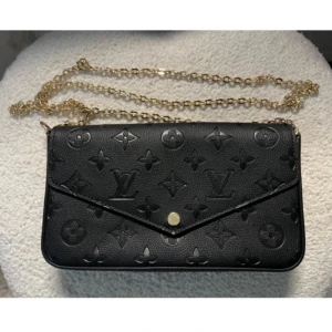 Axelväska - I mycket bra skick, man får plats med det mesta som nycklar, telefon & korthållare 🫶🏼