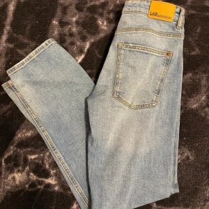 Ljusblå jeans från LAB Industries - Säljer ett par klassiska ljusblå jeans från LAB Industries. Jeansen har raka ben, femficksmodell och snygga kontrastsömmar. Perfekta för dig som gillar en enkel och tidlös stil. Materialet är mjukt denim som sitter skönt hela dagen.