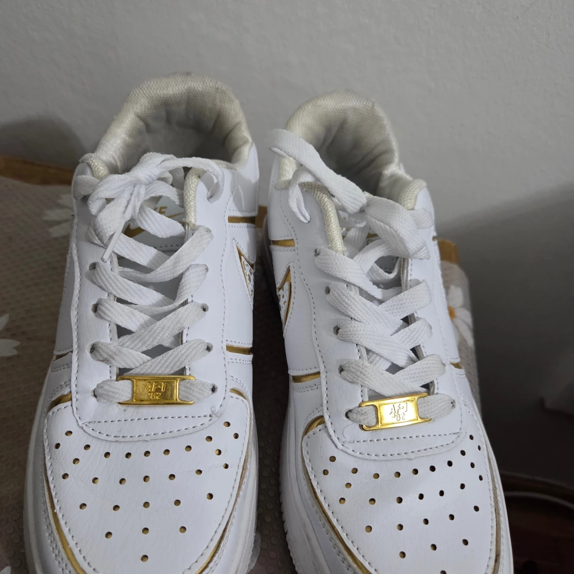 Nike CR7 vita och guld sneakers