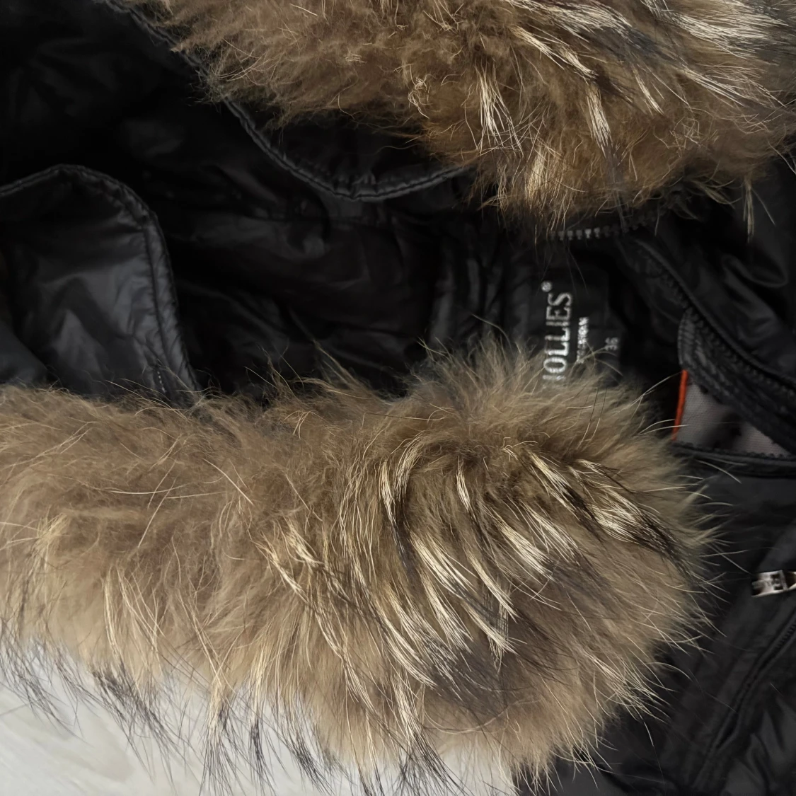 Svart pufferjacka med fuskpäls från hollies - 2