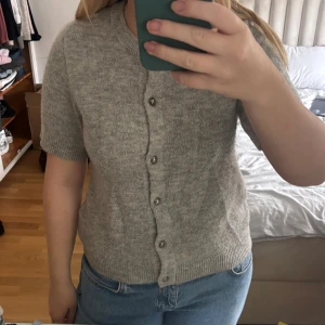 Grå kofta  - Kortärmad grå kofta från Gina Tricot