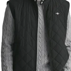 Svart quiltad väst från Gant - Stilren svart quiltad väst från Gant med diskret logga på bröstet. Västen har dragkedja framtill och en klassisk, tidlös look. Perfekt att slänga över en hoodie eller stickad tröja för extra värme och stil.