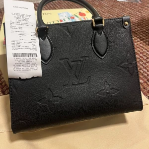 Lv OnTheGo väska- med kvitto  - Hejsan, säljer nu min väska som är köpt 2019, den är fortfarande i bra skick 