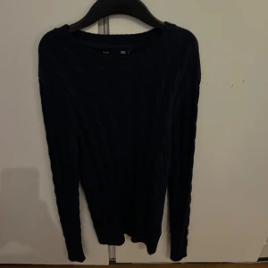 Stickad tröja  - Säljer en stickad tröja från lager 157 aldrig använd storlek small