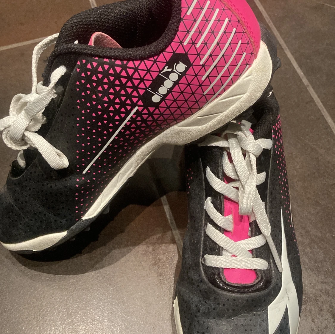 Diadora svarta och rosa fotbollsskor - 1