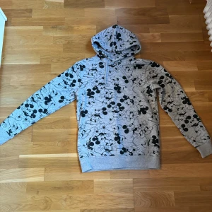Grå hoodie med Mickey Mouse-mönster - Från H&M, använd fåtal gånger, inga skador