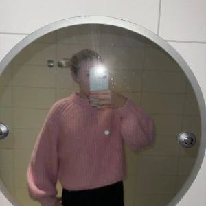 Rosa stickad tröja från Zara - Supermysig rosa stickad tröja från Zara med oversized passform och ballongärmar. Tröjan är croppad och har en ribbad struktur som ger en cool och trendig look. Perfekt för att hålla sig varm under kyliga dagar.