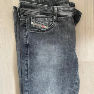 Diesel jeans - Säljer dessa lågmidjade bootcut jeansen från diesel. Strl 27/32 kom privat för fler bilder
