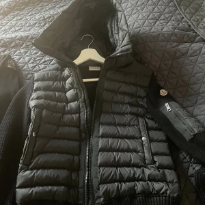 Moncler cardigan  - Moncler cardigan i storlek s inga skador perfekt som ny. Storlek s passar bra som xs