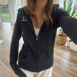 Hollister zip - En zip från Hollister i storlek M. Jag fraktar inom 24h. Se liknande zip i min profil! 