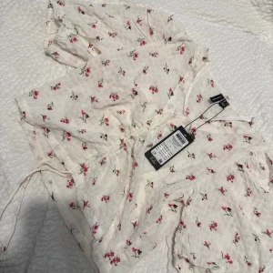 Blus - Ny, aldrig använd därav prislappar kvar. Justerbart band i midjan