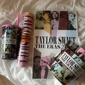 Taylor Swift grejer!! En mugg, två affischer och en liten hink🩷  - Skriv om du är intresserad!🩷🩷