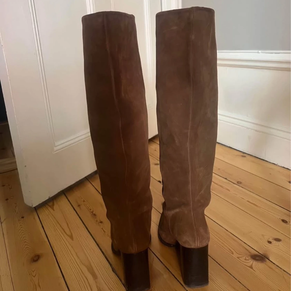 Bruna höga mockastövlar med klack - 4