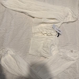 Blus - Supersöt blus som aldrig kommit till användning då den är lite stor 🌸