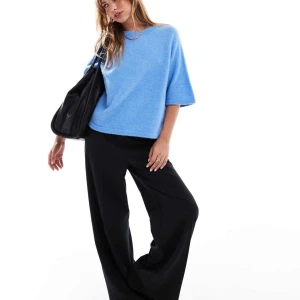 Ny & Other Stories alpacka strl S - Säljer en chill blå stickad tröja från & Other Stories i mjuk alpacka- och ullmix. Tröjan har rund hals, halvkort ärm och loose passform som ger en avslappnad vibe. 