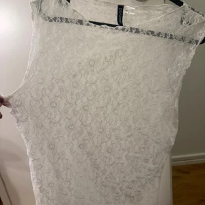 Vit spets från H&M Divided - Supersöt vit spets från H&M Divided i storlek L. Man kan ha den under en tröja elr något liknande
