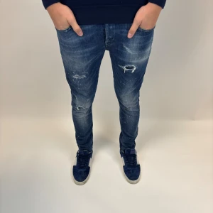 Dondup Jeana George  - Dondup Jeans George! Trendigaste jeansen på marknaden.  Skick= 9,5/10 Ny pris= 4000 kr Säljs för= 1099 kr (Modellen har original slitningar från fabrik vilket är väldigt eftertraktat och populärt)
