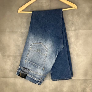 Replay Anbass hyperflex jeans 33/32 - Säljer ett par feta replay anbass hyperflex jeans  i storlek W33/L32, byxorna är i fint skick. Hör gärna av dig vid frågor eller funderingar!