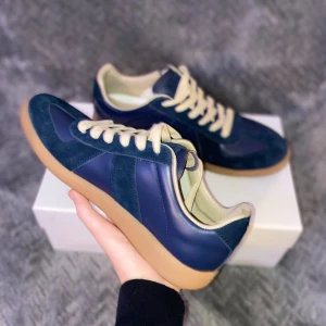 Maison Margielas - GATS - Helt nya maison margiela gats strl 43 (passar 42.5-43) i färgen mörkblå, använda en gång. Storleken var för liten. Vårt pris - 2799kr, Nypris - 6000kr. Dustbag och allt og ingår! Hör av er vid frågor.
