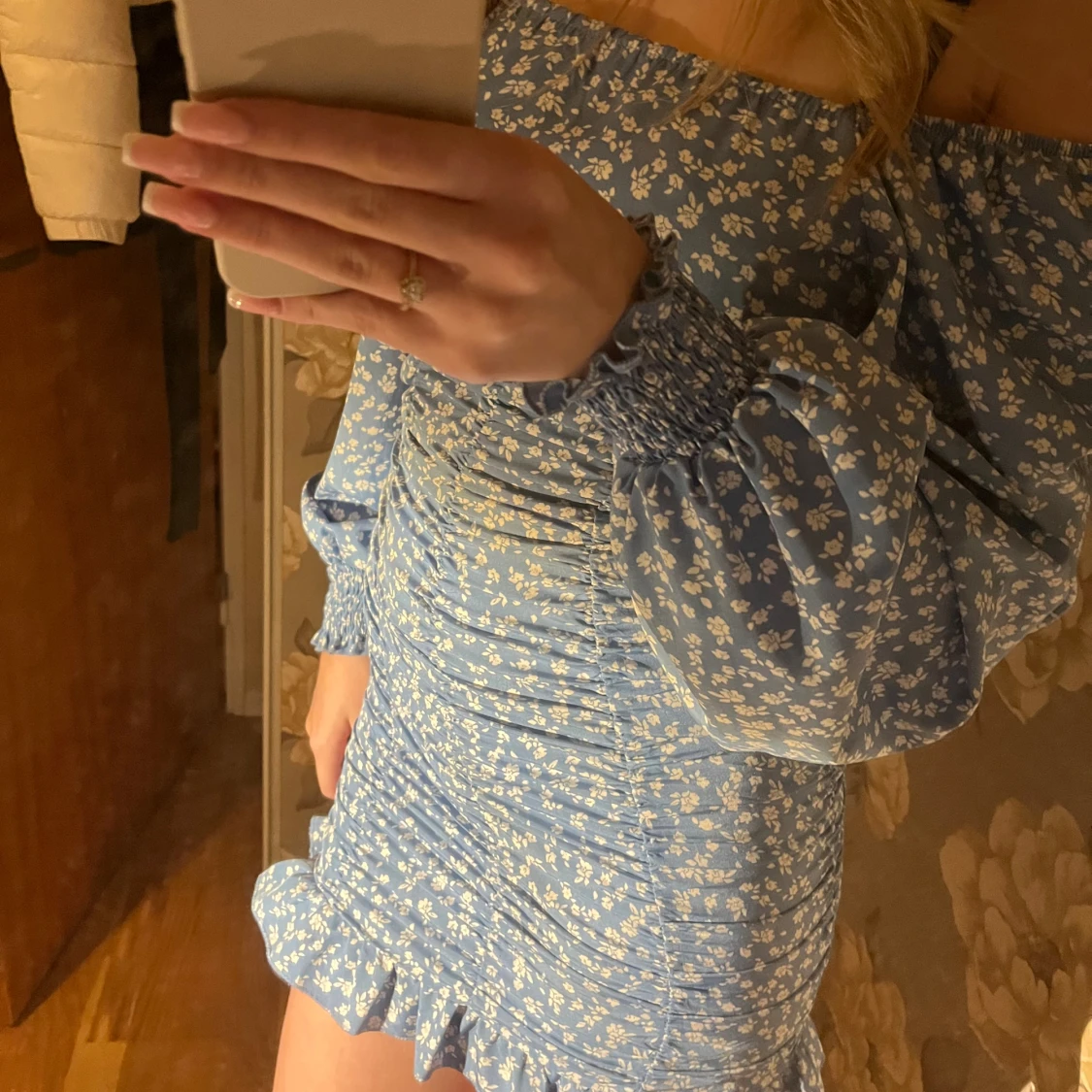 Blommig blå offshoulder klänning